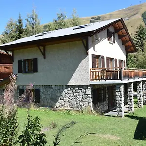 https://chalet-lolan-15-pers-6-rms-terrain.hotels-rhonealpes.com