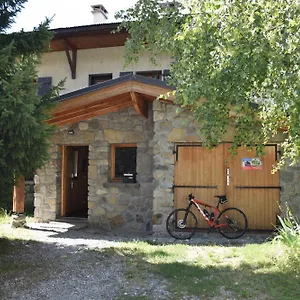https://chalet-lolan-15-pers-6-rms-terrain.hotels-rhonealpes.com
